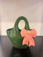 Vaas tasje met strik, Aardewerk of Porselein, Nieuw, Ophalen of Verzenden, Minder dan 50 cm