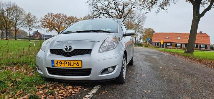 Toyota Yaris 1.3 16V Vvt-i 5DR MMT 2011 Grijs, Auto's, Toyota, Particulier, Yaris, Benzine, B, Hatchback, Automaat, Origineel Nederlands