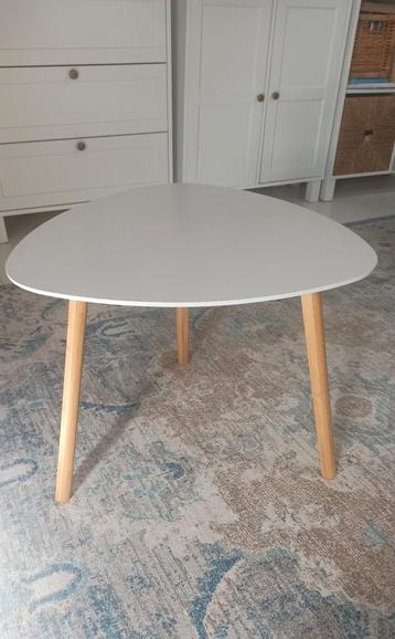 Bijzettafel Jysk TAPS - wit en bamboe. beschikbaar voor biedingen