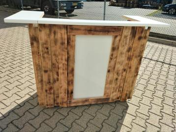 Houten Bar met Witte Accenten beschikbaar voor biedingen