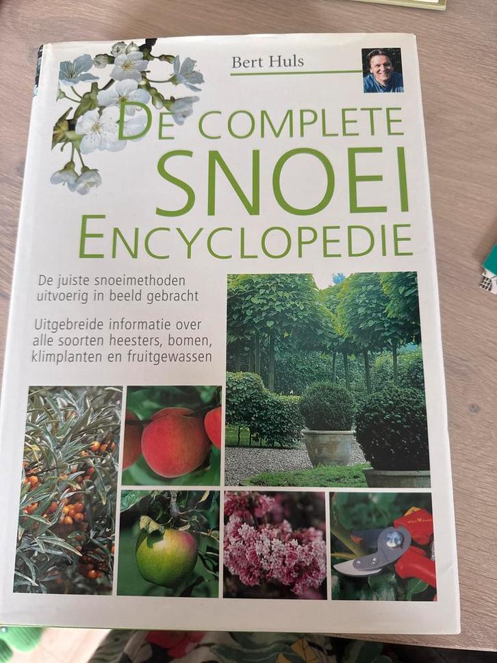 B. Huls - De complete snoeiencyclopedie, Boeken, Wonen en Tuinieren, Zo goed als nieuw, Tuinieren en Tuinplanten, Ophalen of Verzenden
