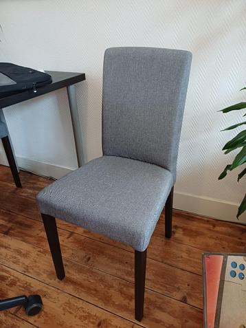 4 stoelen beschikbaar voor biedingen