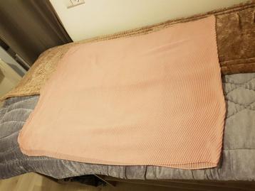 Prachtige roze sjaal beschikbaar voor biedingen