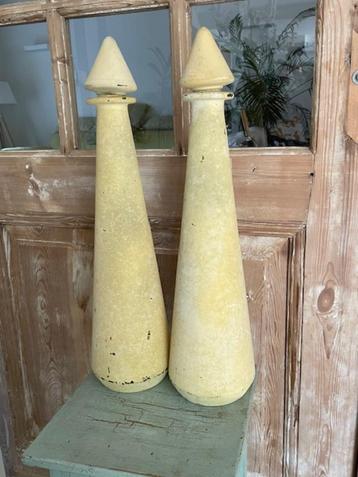 2 x lange klassieke decoratieve fles met dop, geel. Brocante beschikbaar voor biedingen