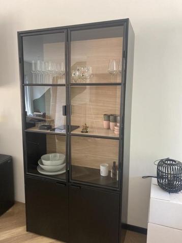 Vitrine kast Sivan Woood beschikbaar voor biedingen