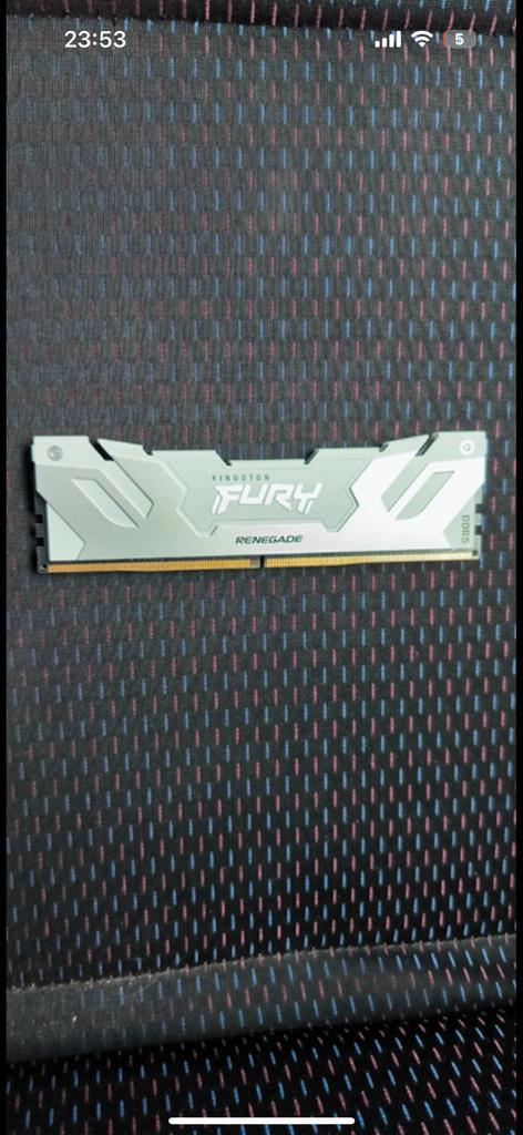 Kingston fur 16gb ddr5 ram, Muziek en Instrumenten, Versterkers | Bas en Gitaar, Zo goed als nieuw, 100 watt of meer, Ophalen of Verzenden