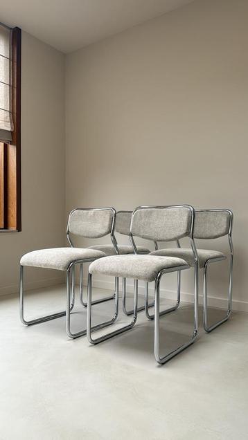 Vier vintage buisframe stoelen beschikbaar voor biedingen