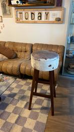 Barkruk hout en koeienleer, Huis en Inrichting, 1 kruk, Ophalen of Verzenden, Zo goed als nieuw, Hout