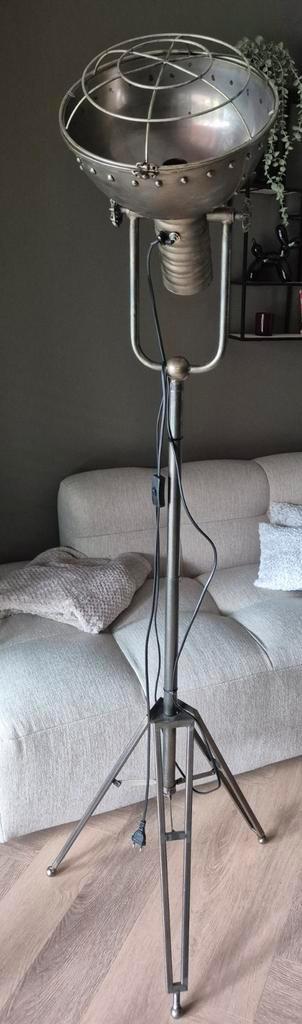 Industriële vloerlamp beschikbaar voor biedingen