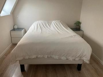 Tweepersoonsbed 140x200cm inclusief matras beschikbaar voor biedingen