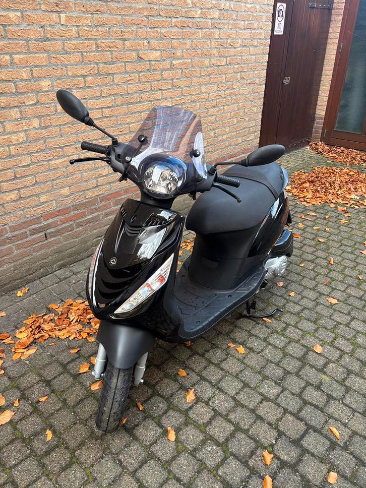 Zwarte zip 4t, Fietsen en Brommers, Scooters | Piaggio, Zo goed als nieuw, Zip, Maximaal 45 km/u, Benzine, Ophalen