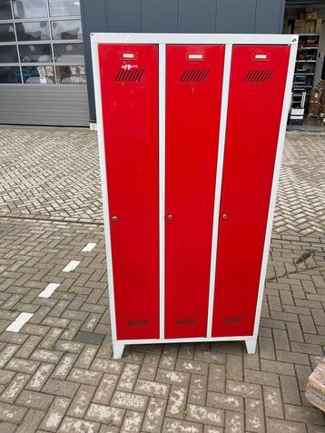 Nette 3-deurs Overtoom lockerkast. (3x) beschikbaar voor biedingen