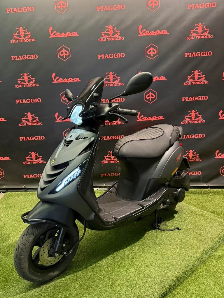 Piaggio Zip 2022 Brom! SP Mat Grijs / RS Zadel / Garantie!, Fietsen en Brommers, Scooters | Piaggio, Zip, Ophalen of Verzenden
