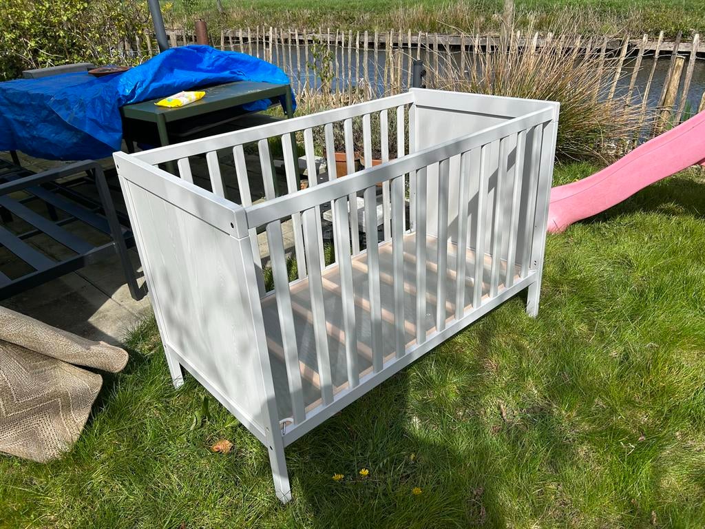 Gratis af te halen: Grijs ledikant, Kinderen en Baby's, Babywiegjes en Ledikanten, Ophalen, Gebruikt, Ledikant