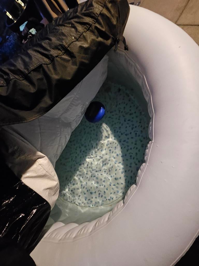 Opblaasbare Jacuzzi met Pomp en Afdekzeil, Ophalen of Verzenden, Gebruikt, Afdekzeil, Opblaasbaar