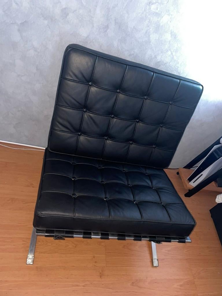Desgin stoel zwart Barcelona stijl, echt leer, Huis en Inrichting, Stoelen, Ophalen, Barcelone stijl, design leer, Zwart, Zo goed als nieuw