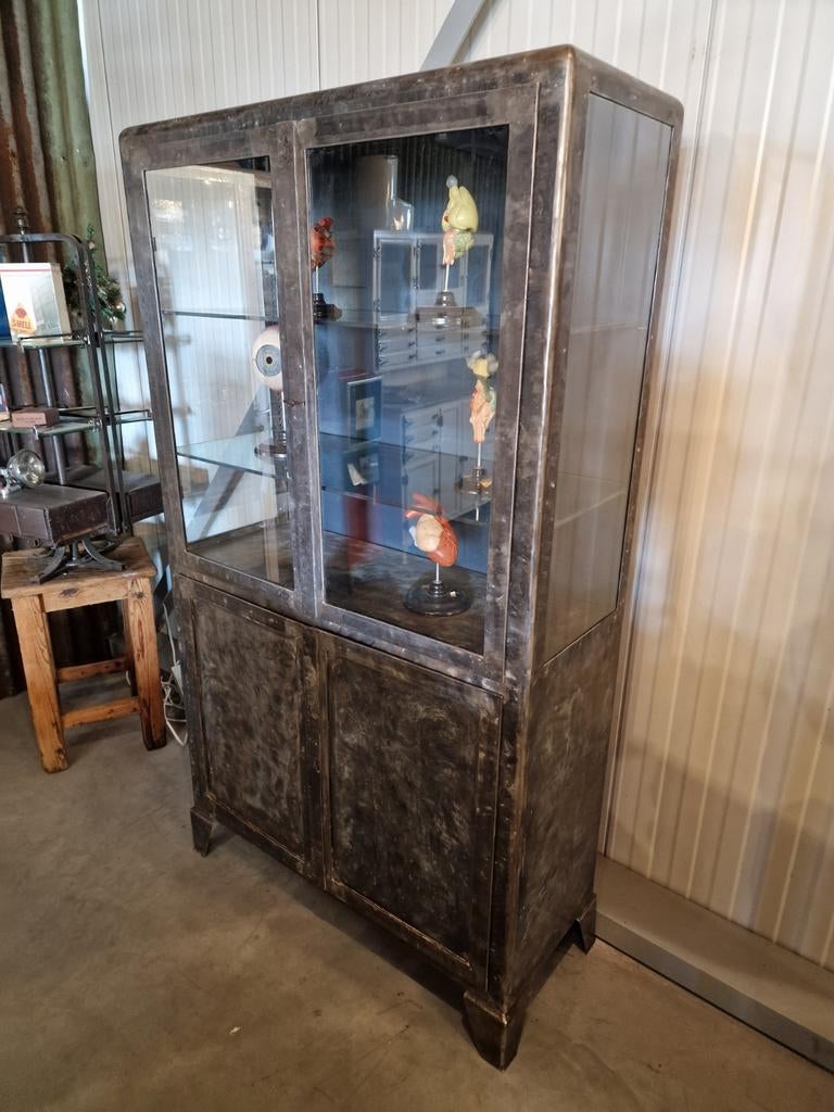 Antieke. Vitrine. Medicijn. Apotheek kast.metaal, Ophalen