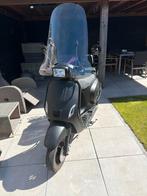 Zwarte scooter met windscherm bj 2022, Ophalen, Gebruikt, Maximaal 45 km/u, Benzine