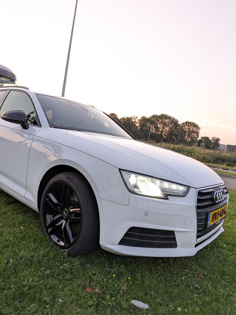 Audi A4 1.4 Tfsi 150pk S Tronic 2018 Wit, Auto's, Audi, Stof, Zwart, 4 cilinders, Emergency brake assist