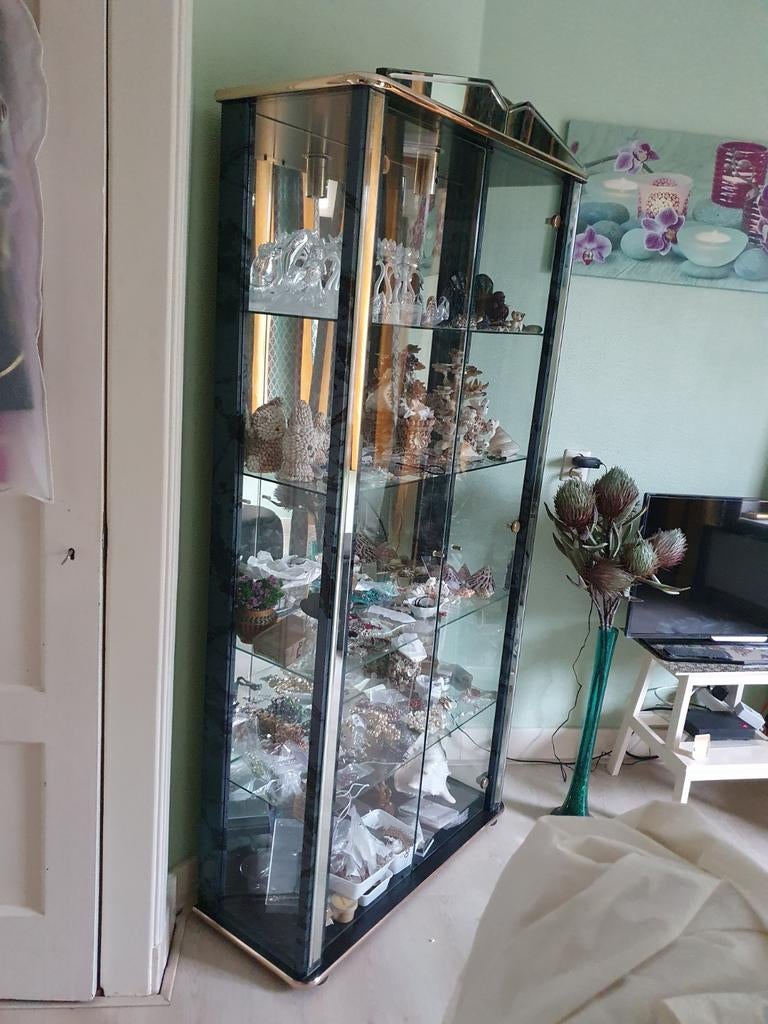 Vitrinekast van glas met verlichting. Achterwand spiegel., Ophalen, 50 tot 100 cm, Glas, 150 tot 200 cm