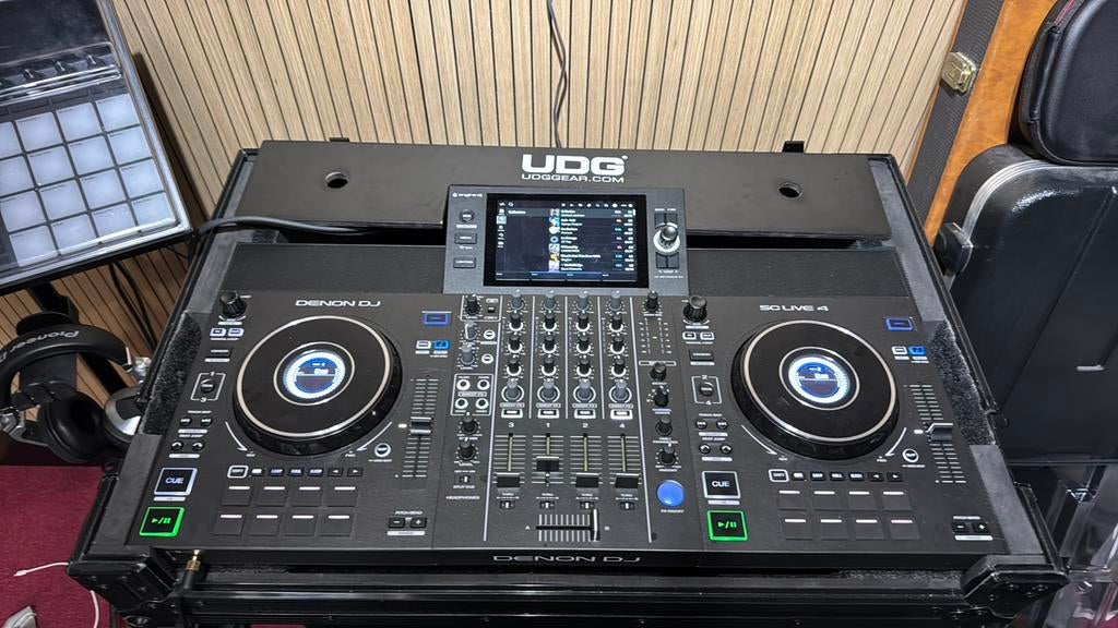 Denon DJ SC Live 4 met UDG Flightcase en Decksaver, Ophalen, Zo goed als nieuw, Dj-set, Denon