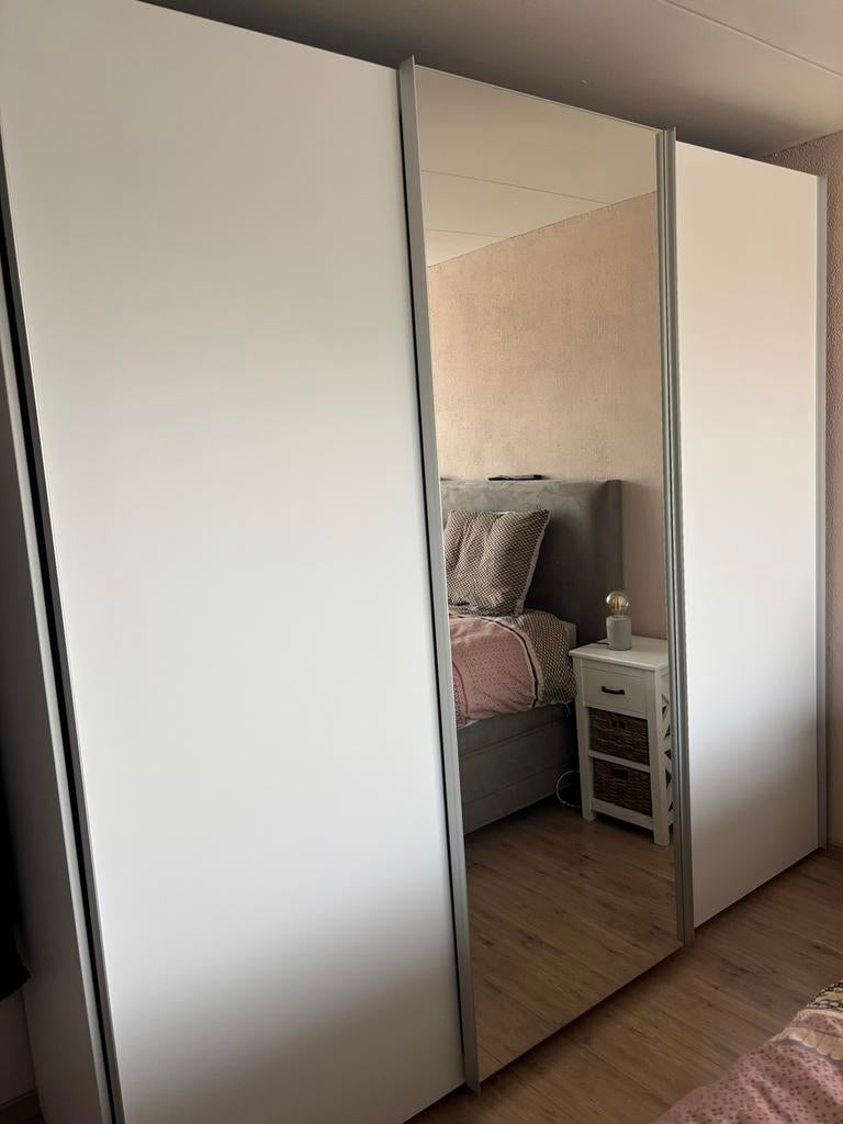 Grote kledingkast met spiegel, 240x225x60 cm, Huis en Inrichting, Ophalen, Gebruikt, 200 cm of meer, Met deur(en)