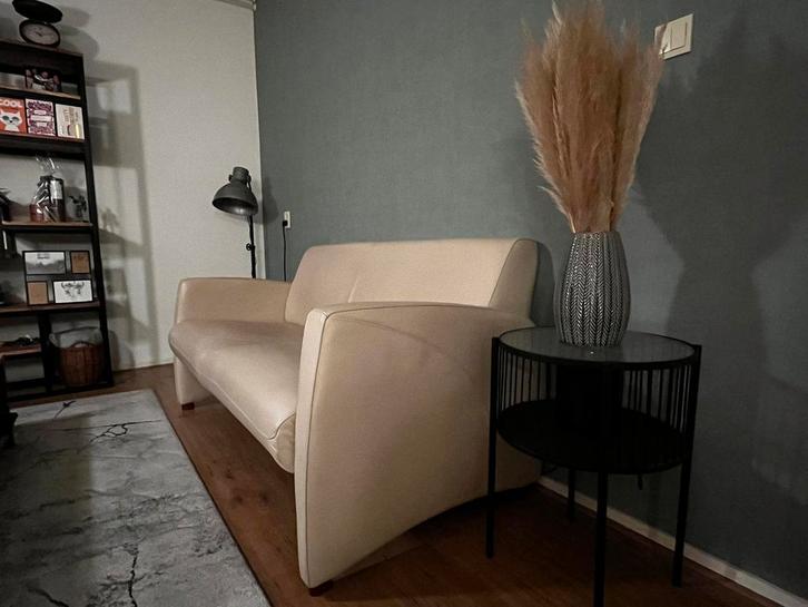 Montèl tweepersoons bank crèmekleurig leer, Huis en Inrichting, Banken | Bankstellen, Zo goed als nieuw, Rechte bank, Tweepersoons