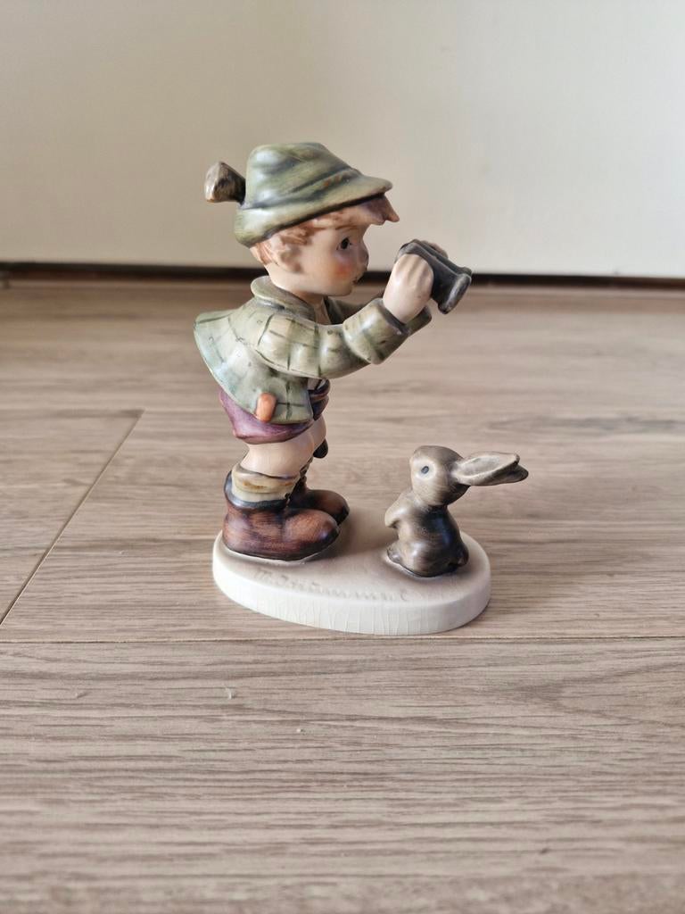 Charmant hummel beeldje van een jongen met een verrekijker, Ophalen of Verzenden, Zo goed als nieuw, Hummel