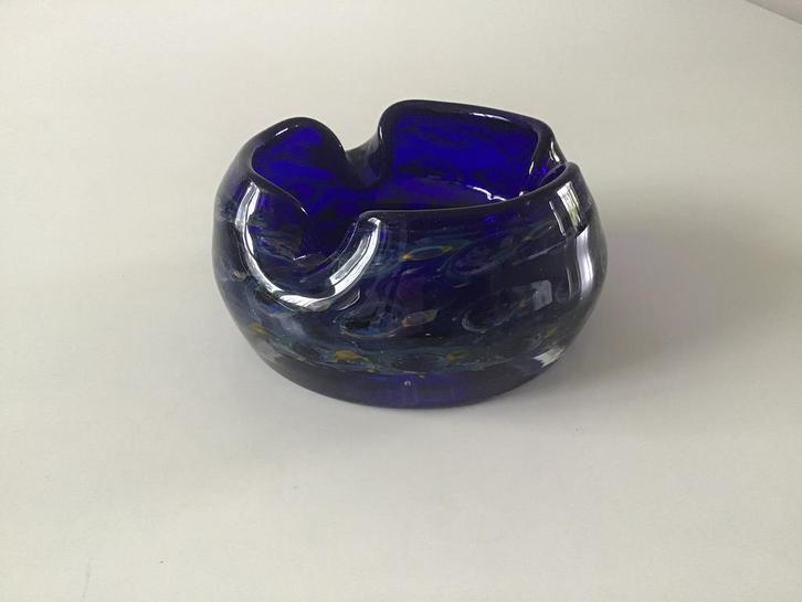 Eisch Glashütte glazen asbak/ vide poche kobaltblauw pauw, Antiek en Kunst, Kunst | Designobjecten, Ophalen of Verzenden