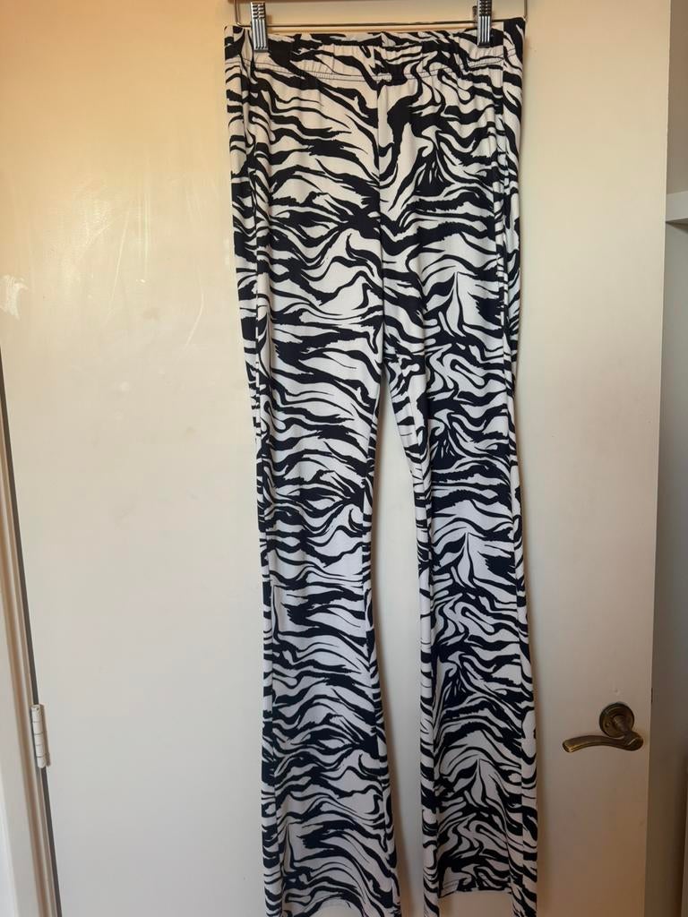 Zebra flared, Maat 38/40 (M), Zwart, Ophalen of Verzenden, Zo goed als nieuw