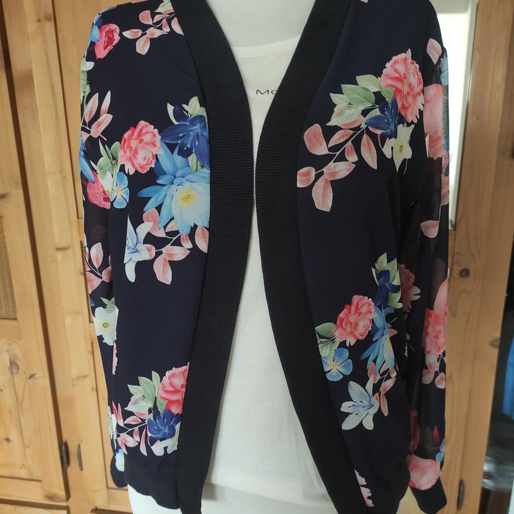 Donkerblauw gebloemd jasje ., Kleding | Dames, Jasjes, Kostuums en Pakken, Ophalen of Verzenden, Zo goed als nieuw, Blauw
