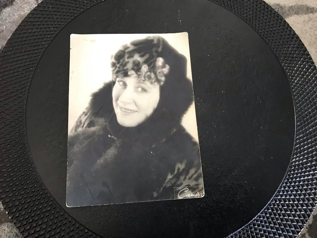 Vintage foto Jenny Ooms, Camera Amerikalei 7 Antwerpen, Verzamelen, Foto's en Prenten, Gebruikt, Foto, Overige onderwerpen, Voor 1940