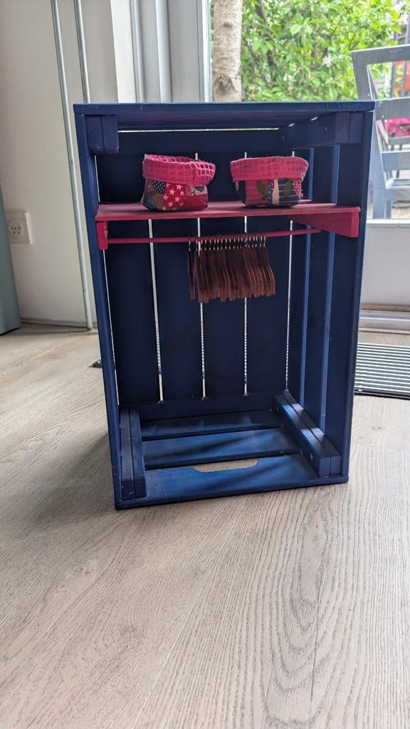 Blauwe poppenkledingkast met roze plank en kledinghangers, Ophalen, Overige typen