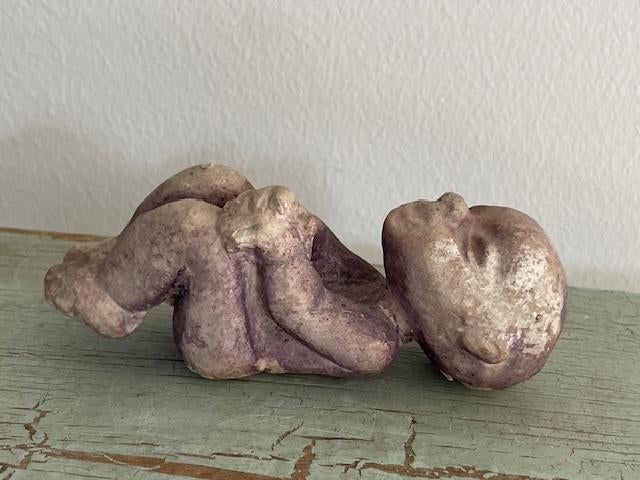Klein stenen beeldje liggende baby. Keramiek., Antiek en Kunst, Ophalen, Overige onderwerpen, Minder dan 20 cm, Handgemaakt