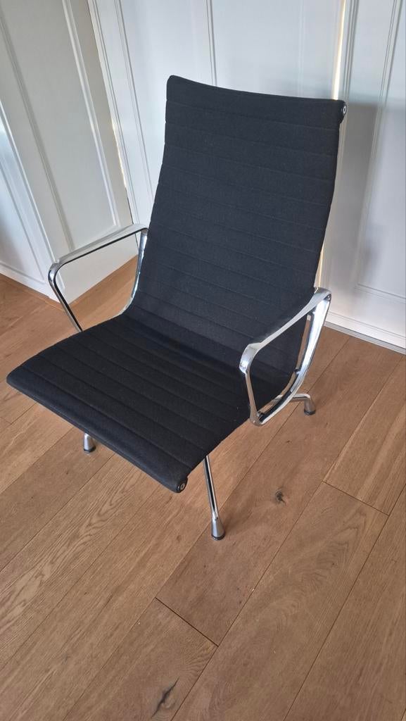 SPOTPRIJS 900 euro voor 2 Vitra Eames fauteuils, Huis en Inrichting, Stoelen, Gebruikt, Twee, Metaal, Stof, Zwart, Ophalen