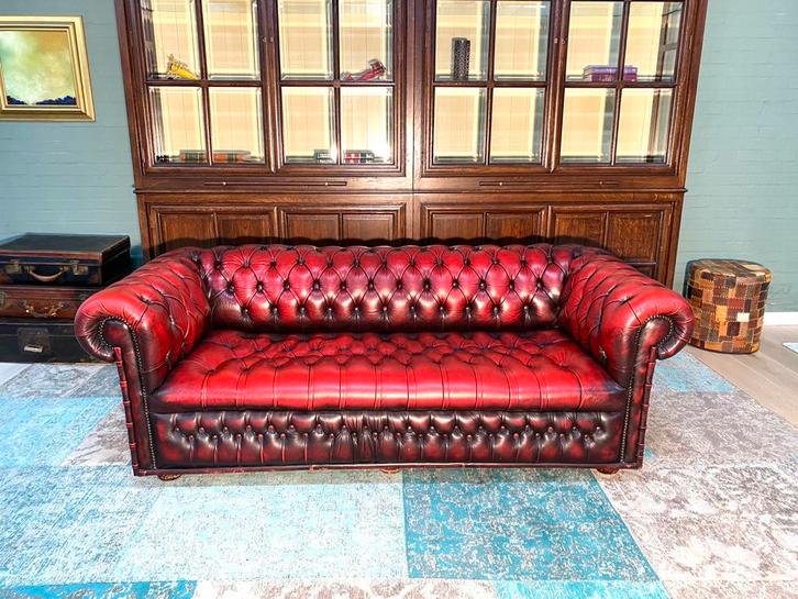 Chesterfield bank oxblood rood geknoopte zitting, Huis en Inrichting, Banken | Voetenbanken en Poefen, Zo goed als nieuw, 125 cm of meer
