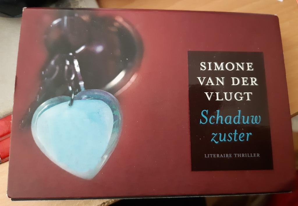 Dwarsligger Schaduwzuster, Ophalen of Verzenden, Zo goed als nieuw, Simone van der Vlugt, Nederland