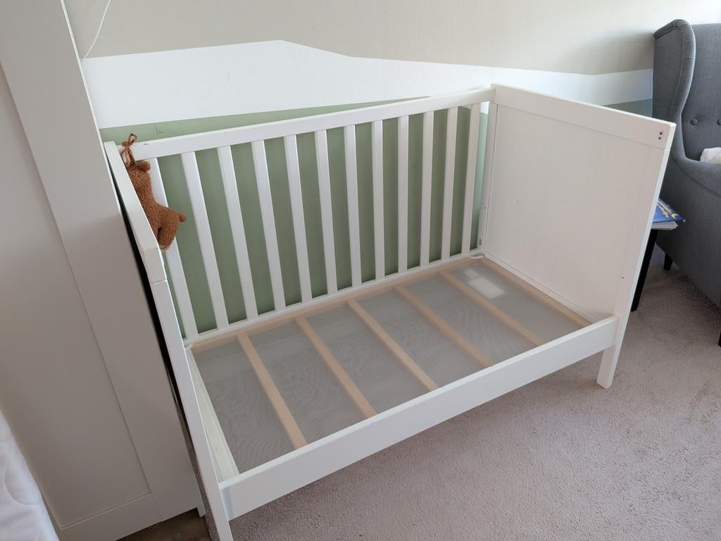 Sundvik ledikantje 60x120cm met matras en beddengoed, Kinderen en Baby's, Babywiegjes en Ledikanten, Ophalen, Zo goed als nieuw