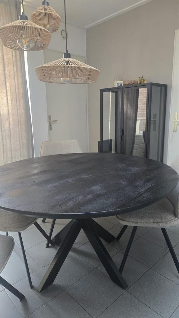 Ronde zwarte mangohout tafel met stalen poot, Huis en Inrichting, Tafels | Eettafels, Overige houtsoorten, Gebruikt, Rond, Ophalen of Verzenden
