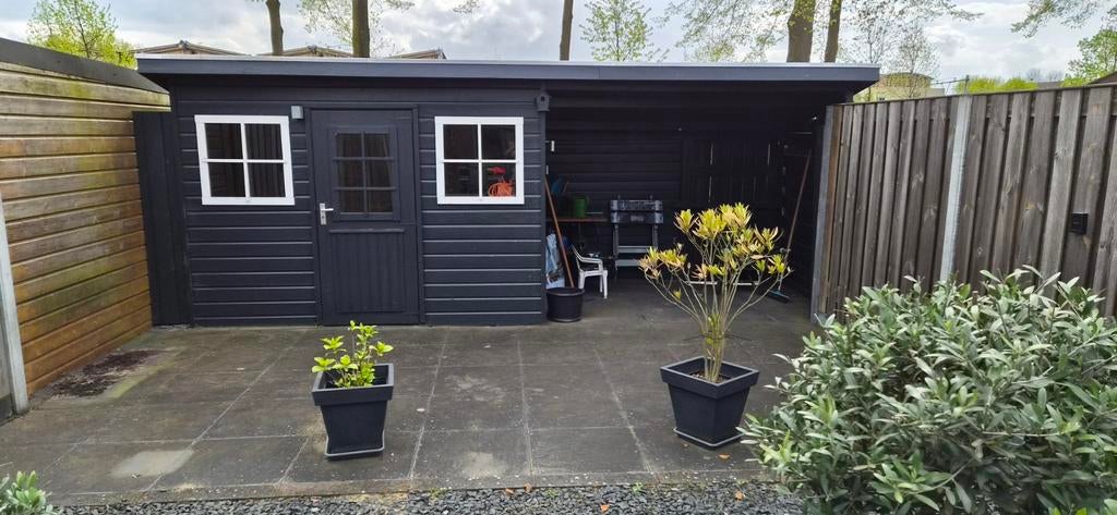 Schuur met overkapping 6m breed, zelf demonteren, Tuin en Terras, Tuinhuizen, Gebruikt, Schuur, Hout, 250 tot 500 cm, 400 cm of meer