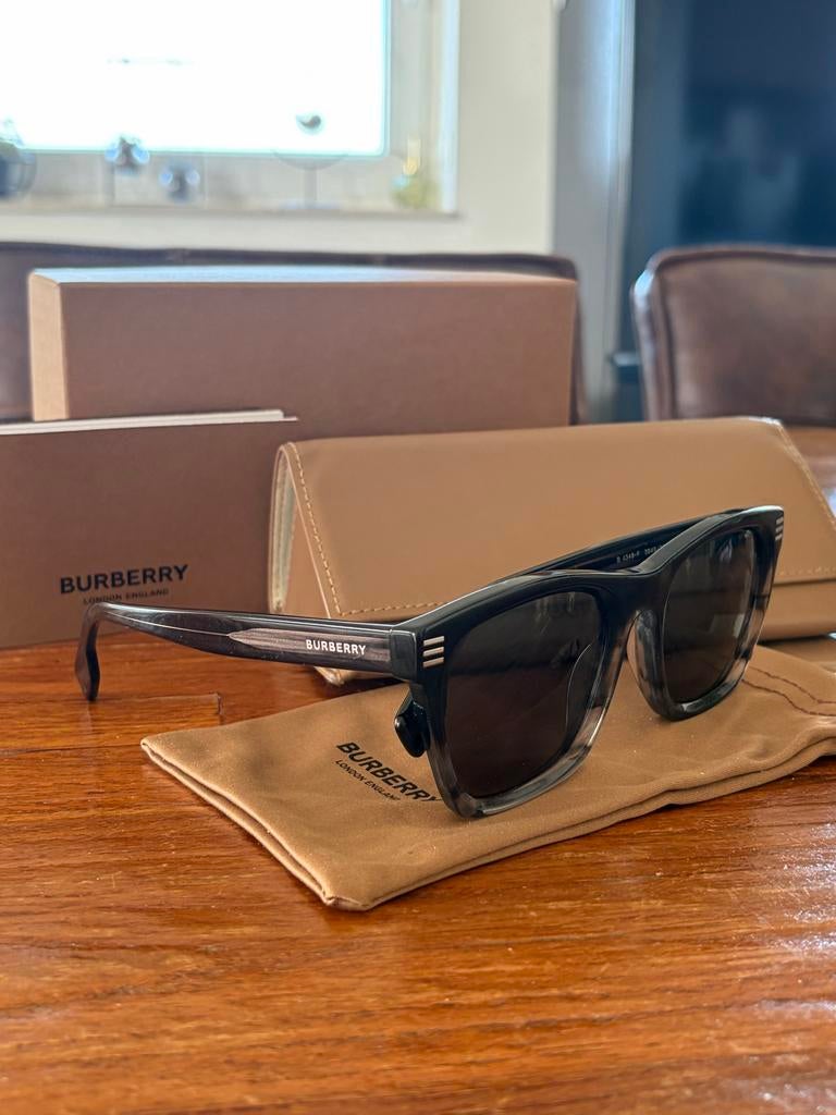 Burberry Zonnebril, Ophalen of Verzenden, Zo goed als nieuw, Zwart, Zonnebril