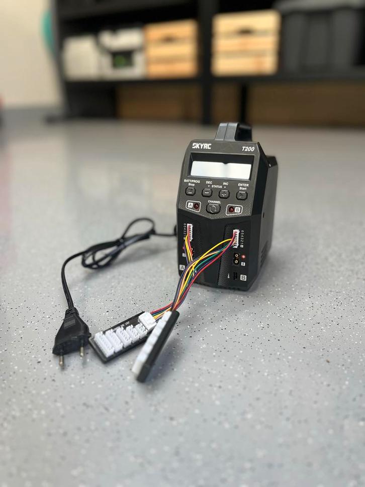 SkyRC T200 Lader, Hobby en Vrije tijd, Modelbouw | Auto's en Voertuigen, Zo goed als nieuw, Overige typen, Groter dan 1:32, Overige merken