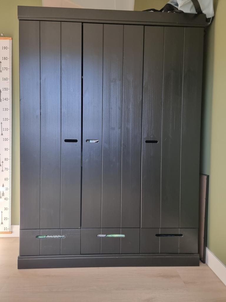 WOOOD CONNECT 3-deurs kledingkast – zwart 195x140x53 cm, Huis en Inrichting, Ophalen, 100 tot 150 cm, Zo goed als nieuw, 50 tot 75 cm