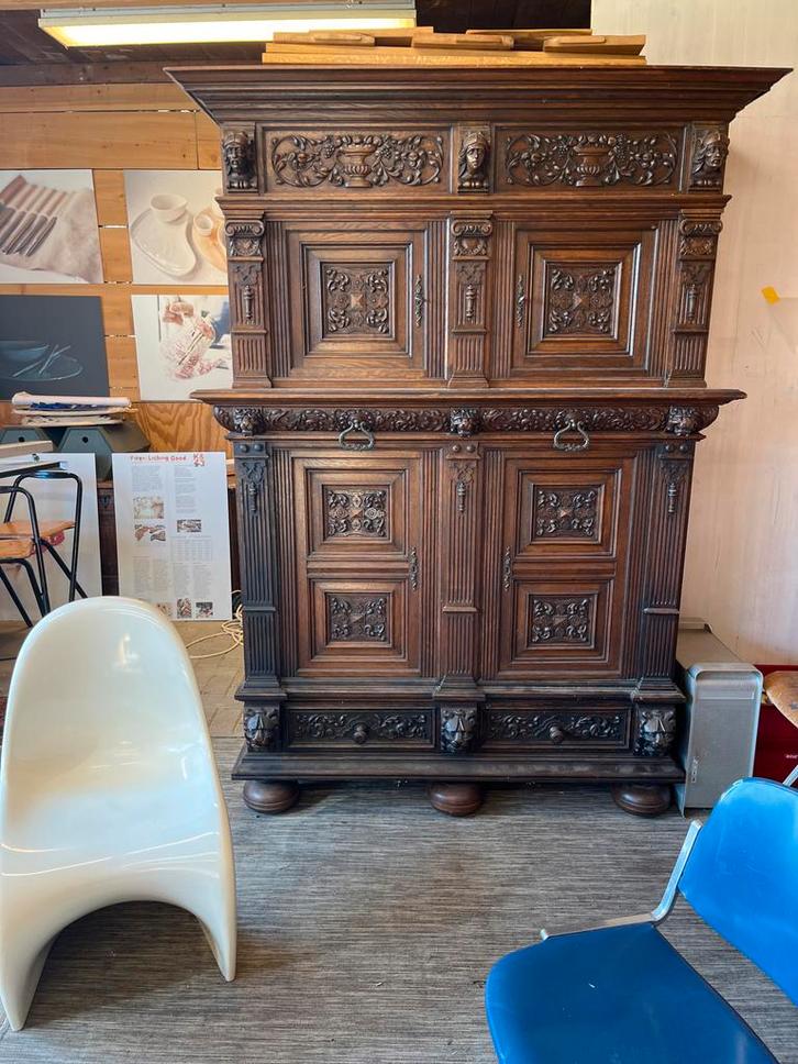 Prachtige eiken kast met gedetailleerd houtsnijwerk, Antiek en Kunst, Antiek | Meubels | Kasten, Ophalen
