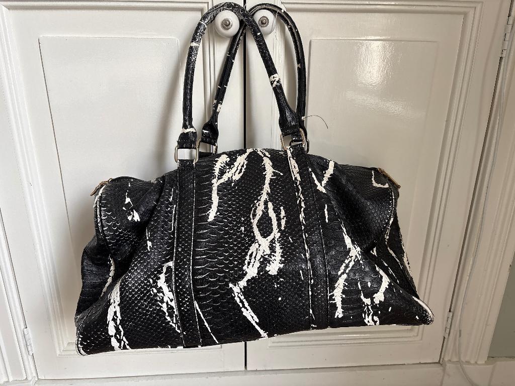 Gave reistas kunstleer zwart wit bag 50cm, 30 cm of meer, Gebruikt, Verzenden, Zwart