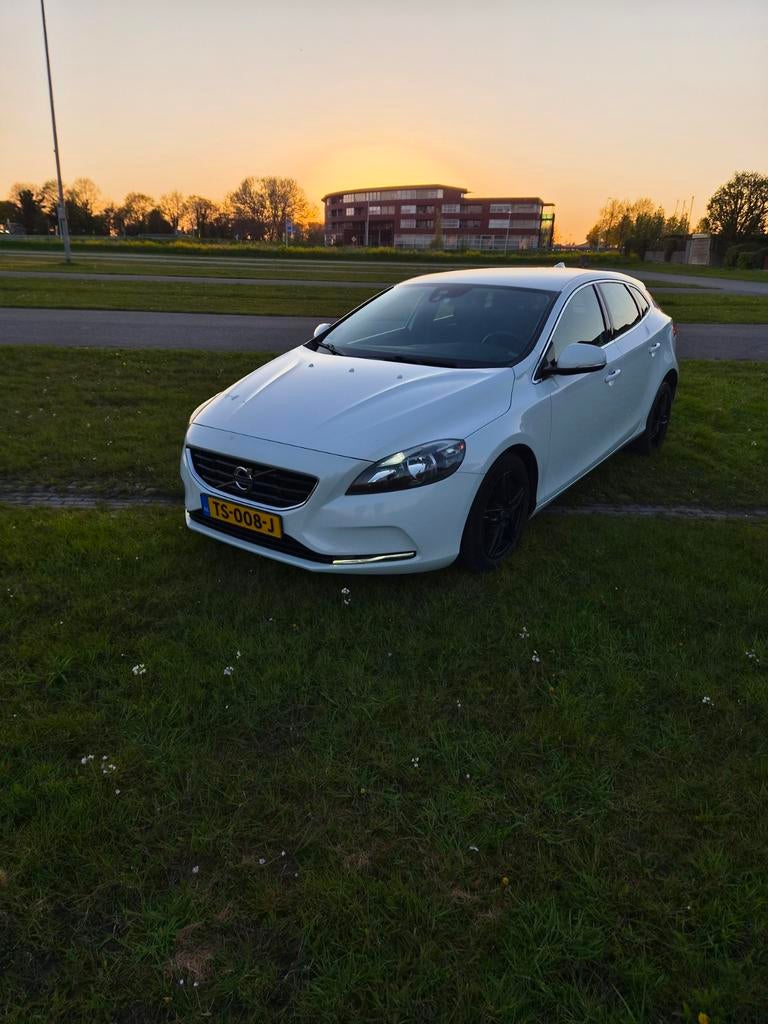Volvo V40 1.6 T3 kinetic 150PK 2013 Wit, Auto's, Volvo, Particulier, V40, ABS, Achteruitrijcamera, Airbags, Airconditioning, Bluetooth
