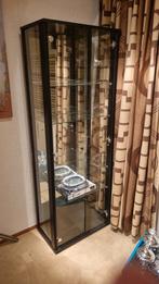 Glazen vitrinekast met zwarte rand met glazen planken, Ophalen, 50 tot 100 cm, Glas, Modern