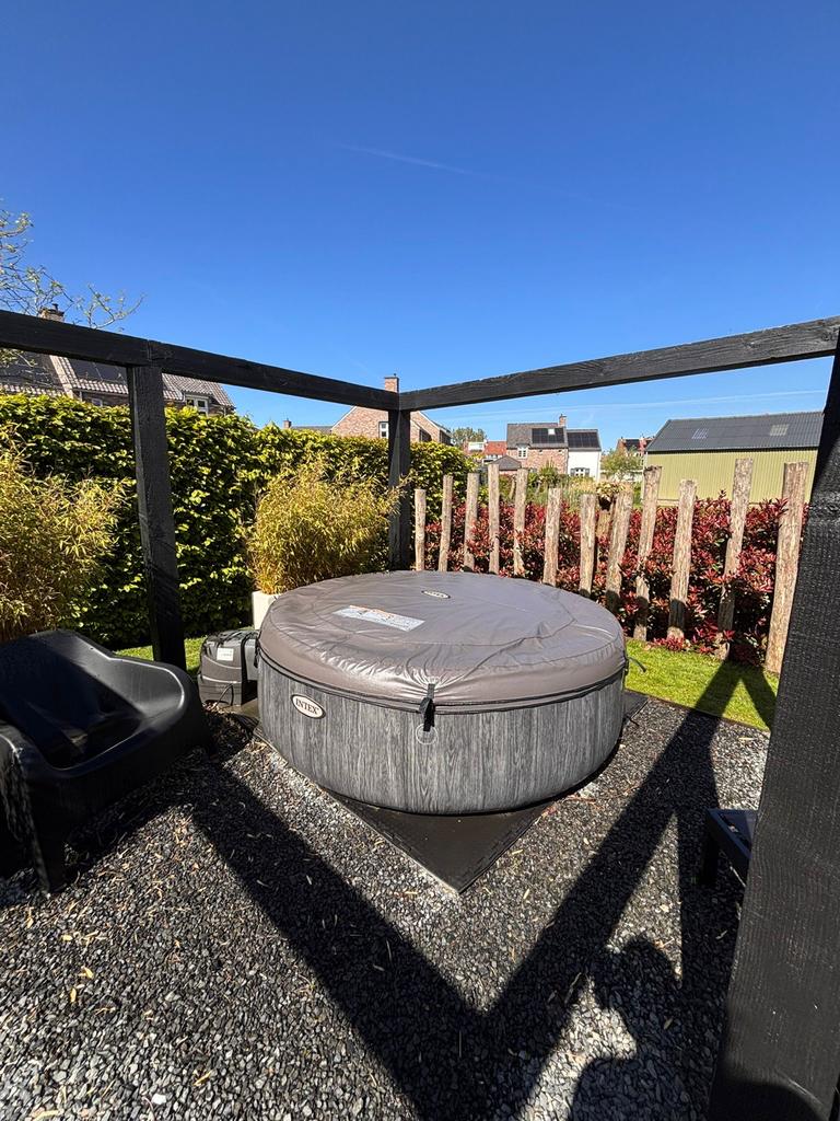 Intex 6-persoons Deluxe Bubbel Massage Spa met accessoires, Ophalen, Zo goed als nieuw, Afdekzeil, Opblaasbaar