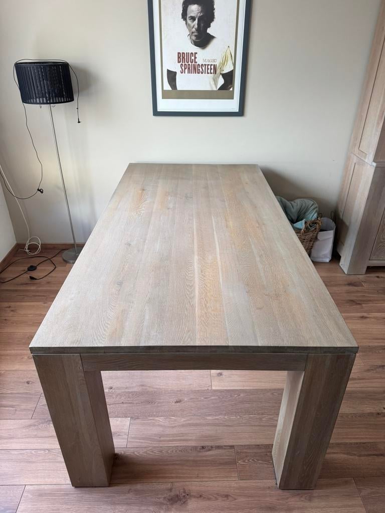 Servieskast, eettafel en salontafel, Ophalen