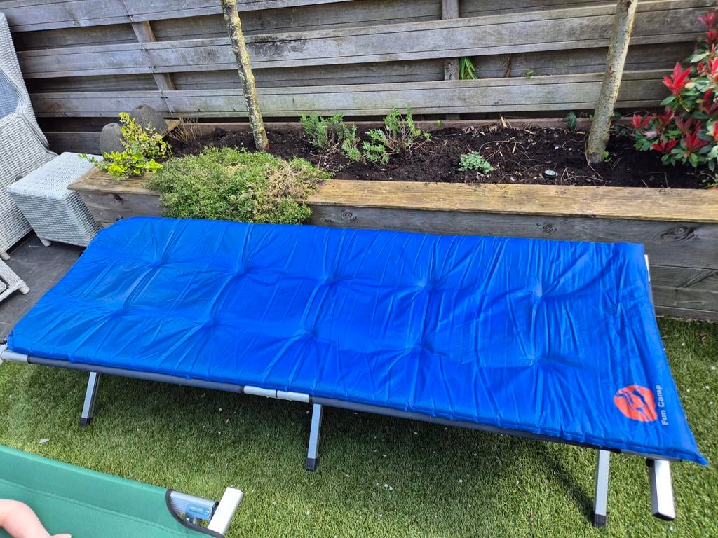 Veldbed met zelf opblaasbaar matras, Ophalen of Verzenden, Gebruikt